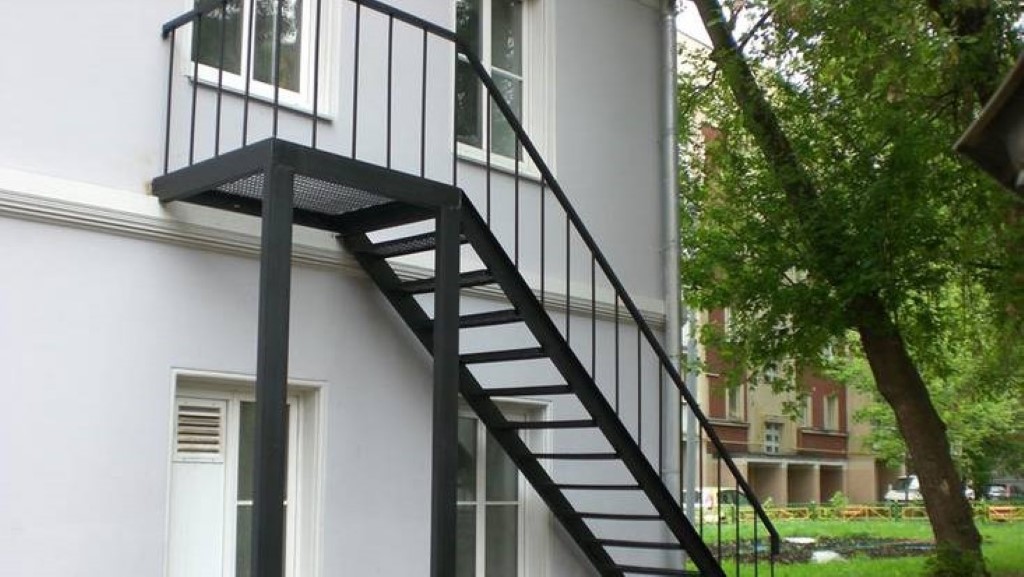 Наружные лестницы с площадкой